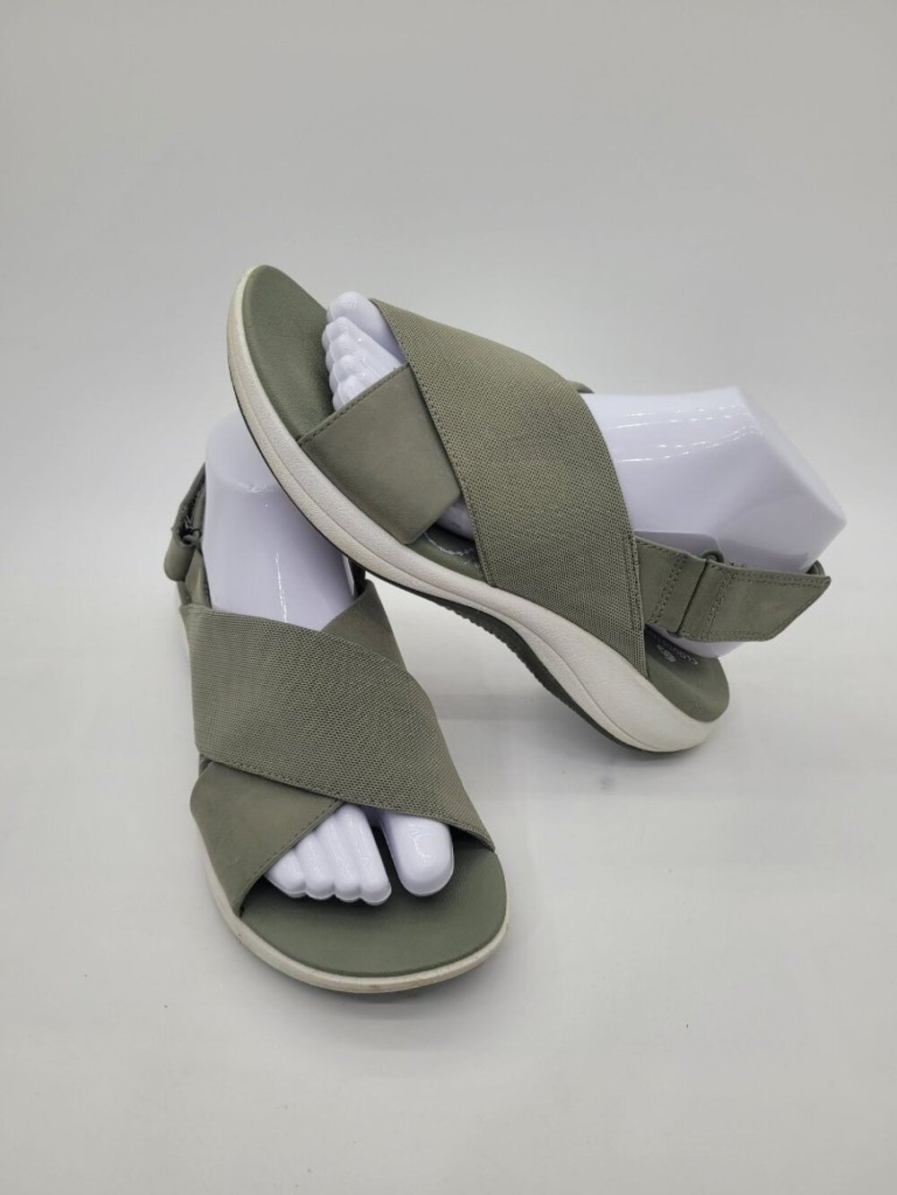 Pristine Clarks Cloudsteppers Olive Green Cross Strap Sandals Size 8.5